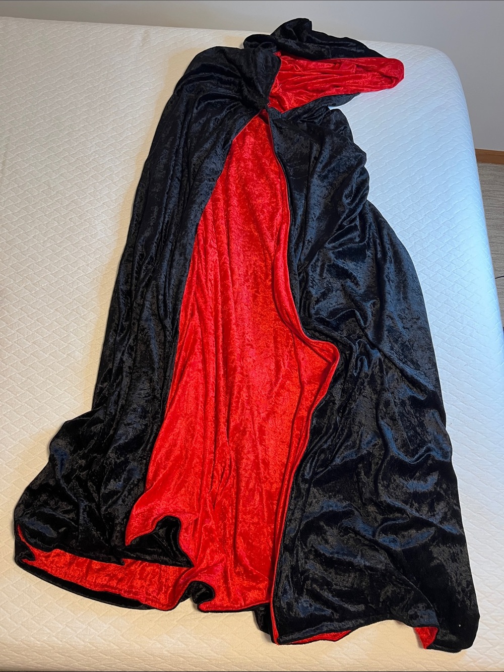 Leg Avenue long Black Velvet/red velvet Cape, osfm
